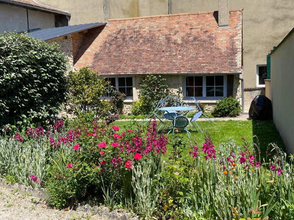 Jardin fleuri et terrasse du Clos de la Tannerie à Saint-Aquilin-de-Pacy
