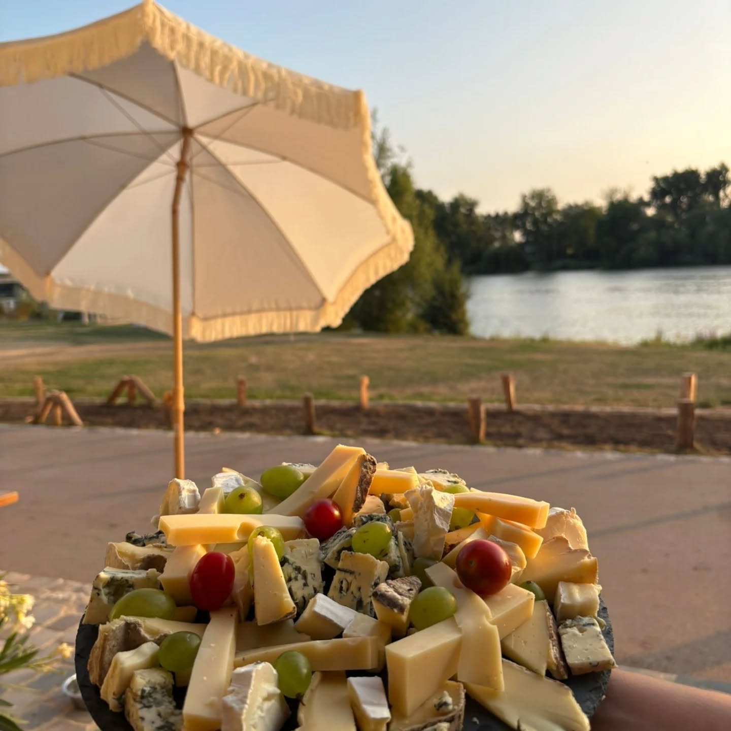 Terrasse du salon de thé Le Cœur du Bien-être avec vue sur la Seine et les falaises de craie